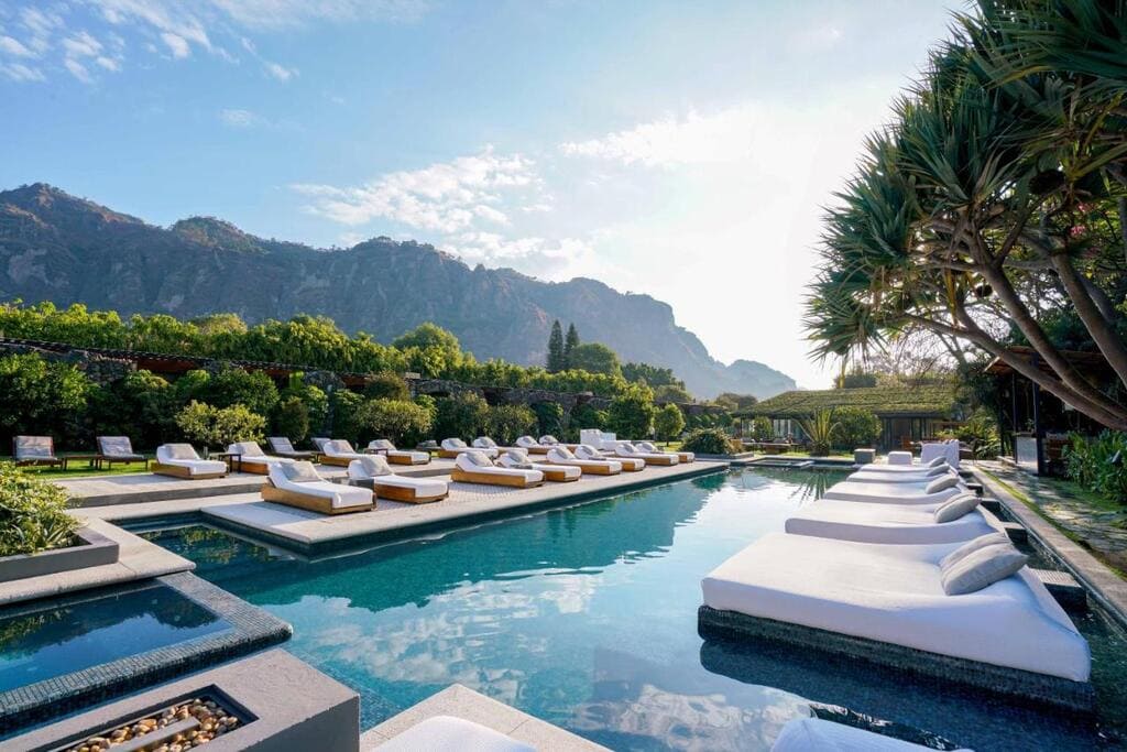 The pool at Amomoxtli with the mountains in the background