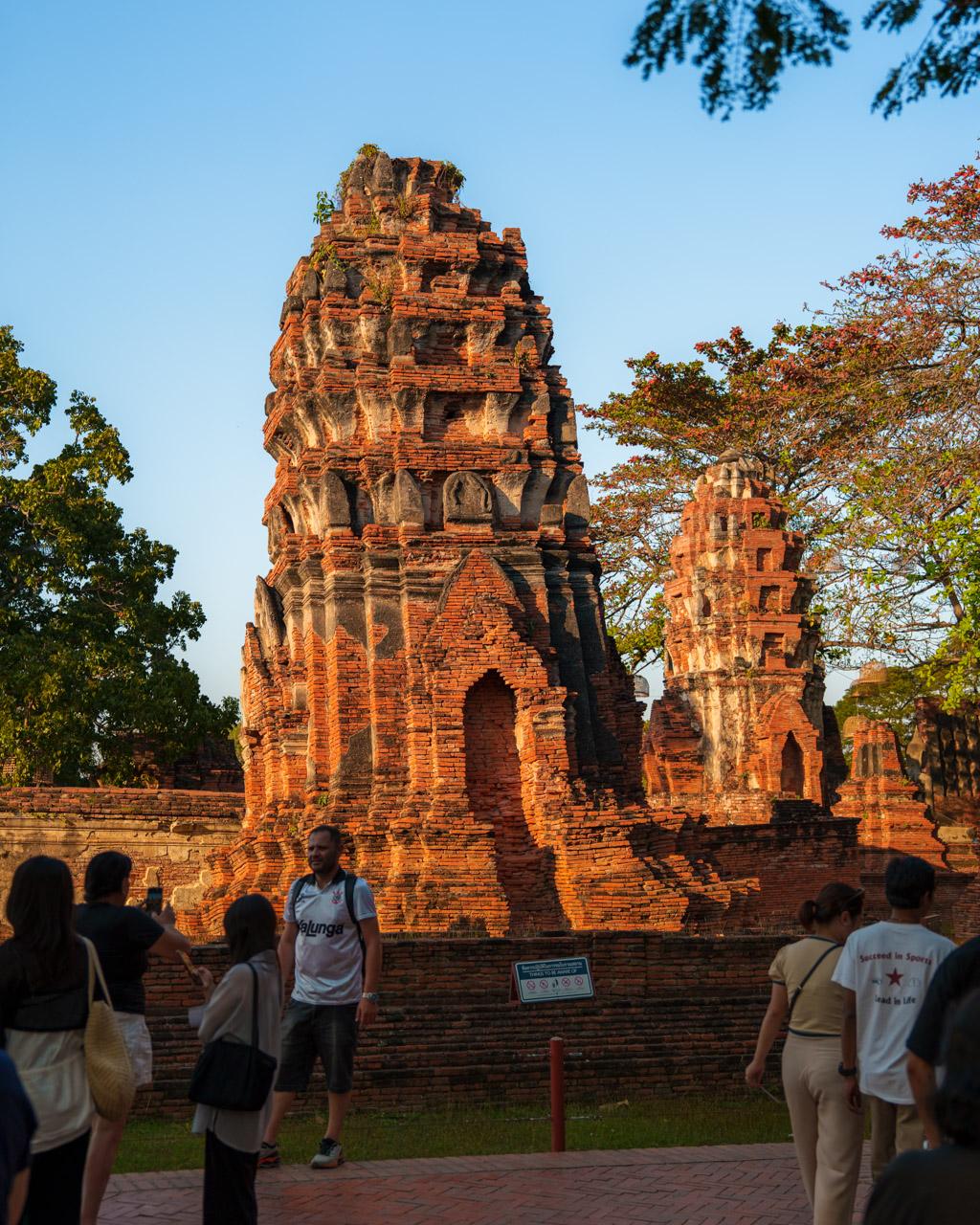 Tourists in front of a prang at Wat Mahathat
