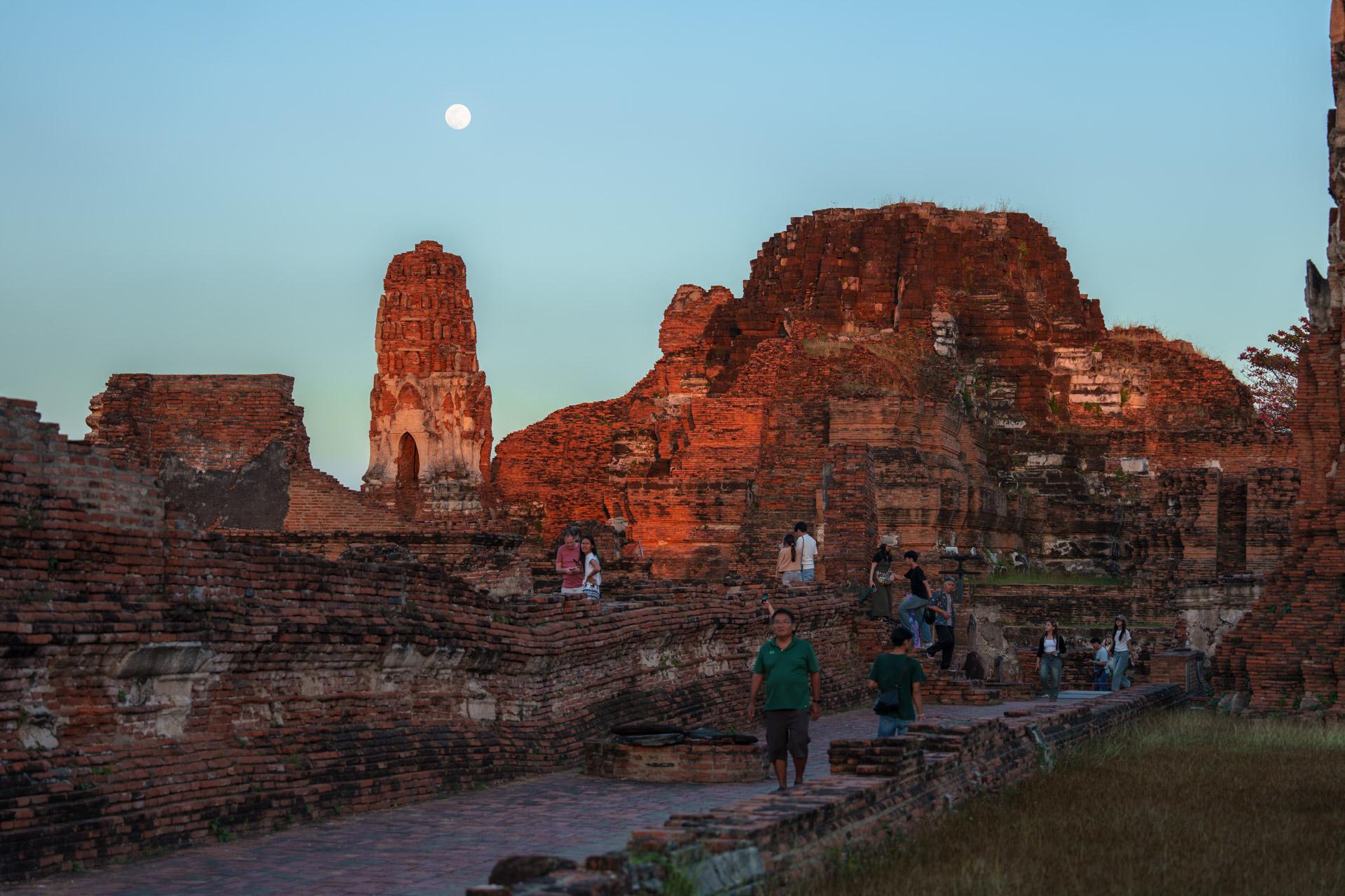Moon rising at Wat Mahathat at dusk