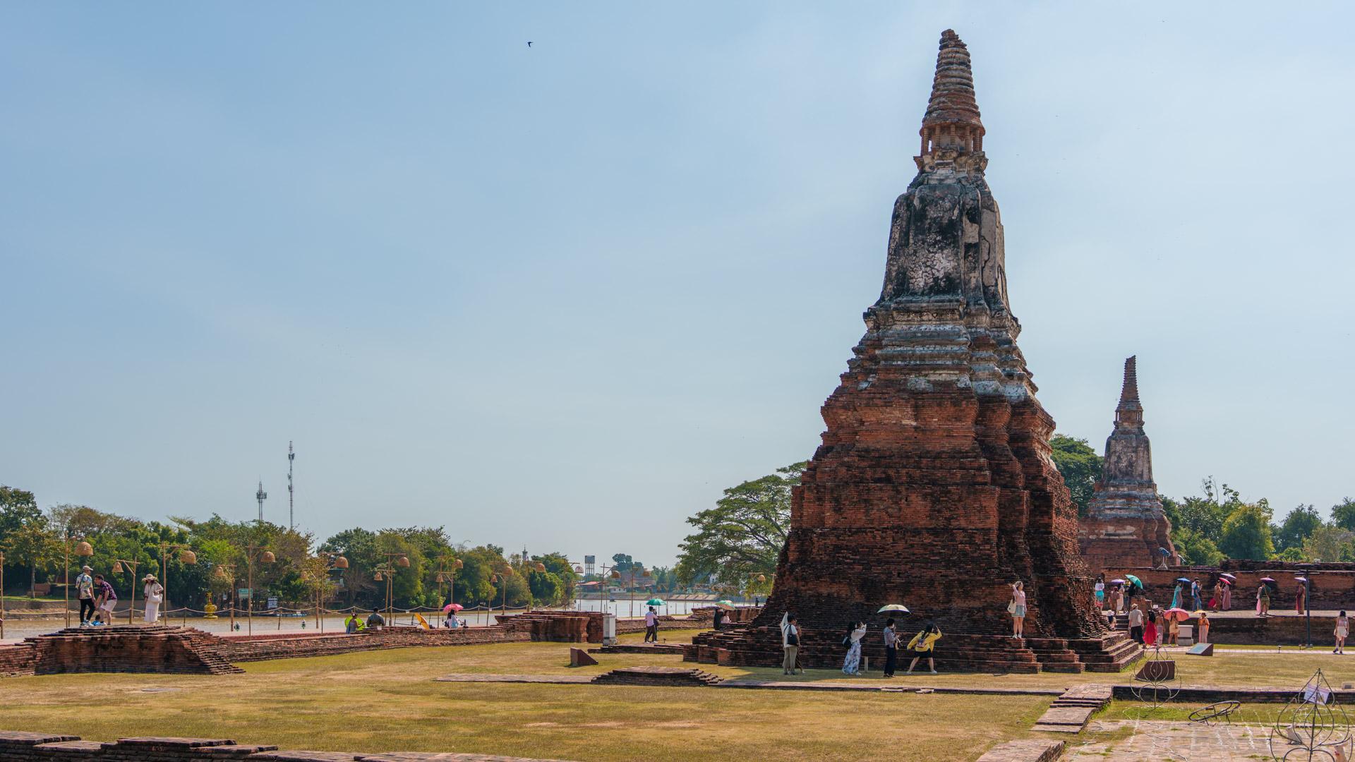 Wat Chaiwatthanaram by the river