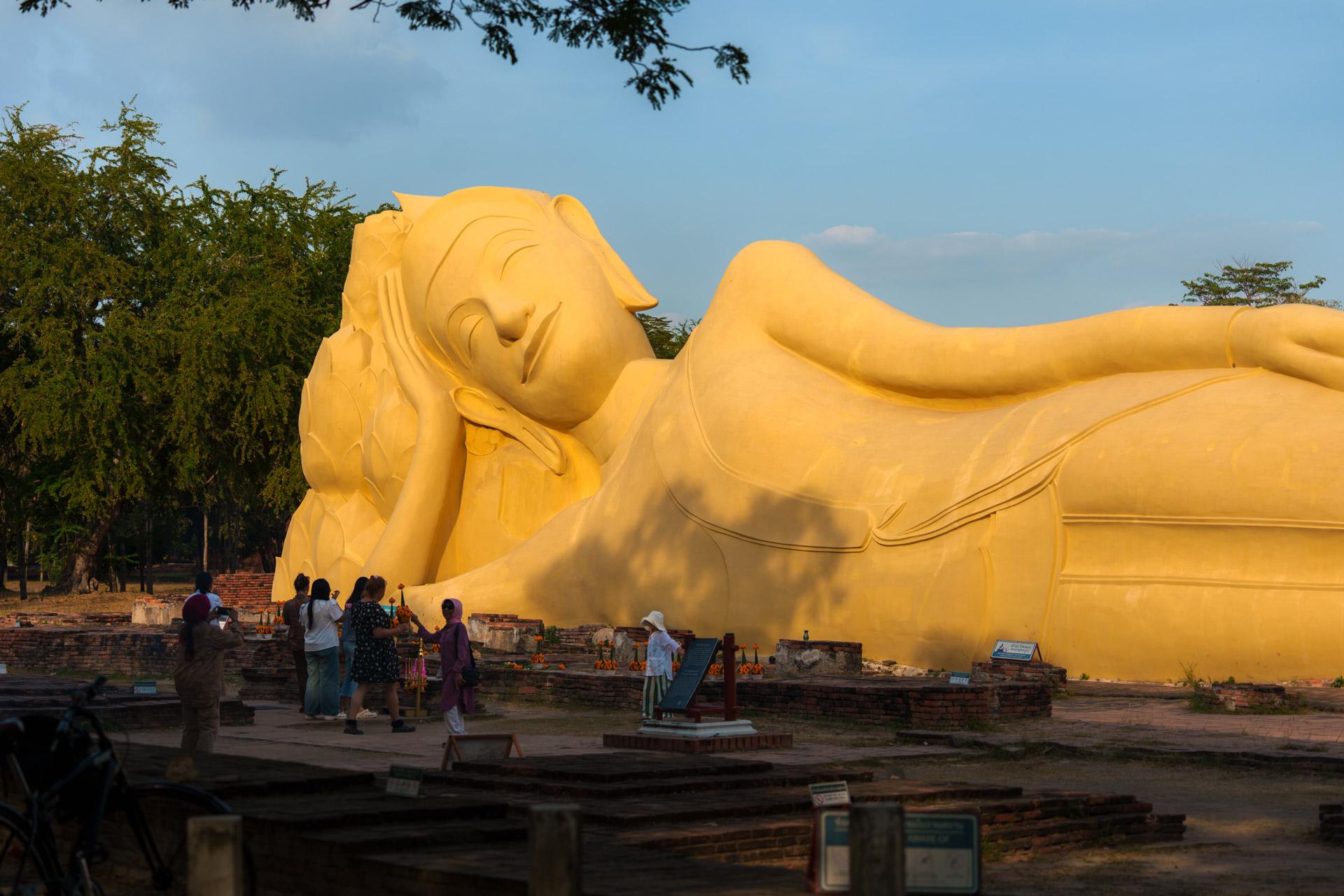 The reclining Buddha at Wat Lokayasutharam