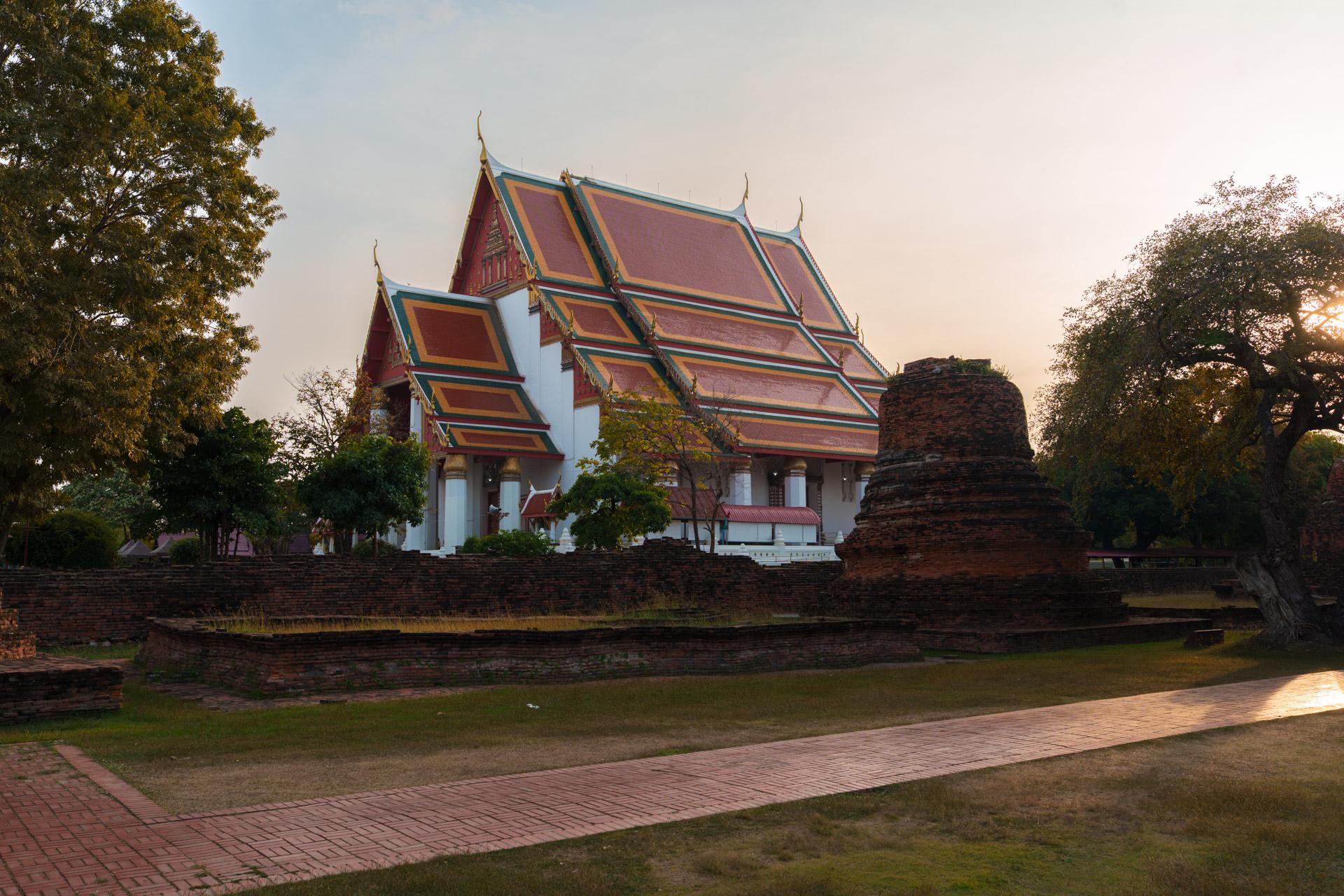 Wihan Phra Mongkhon Bophit in the late afternoon light