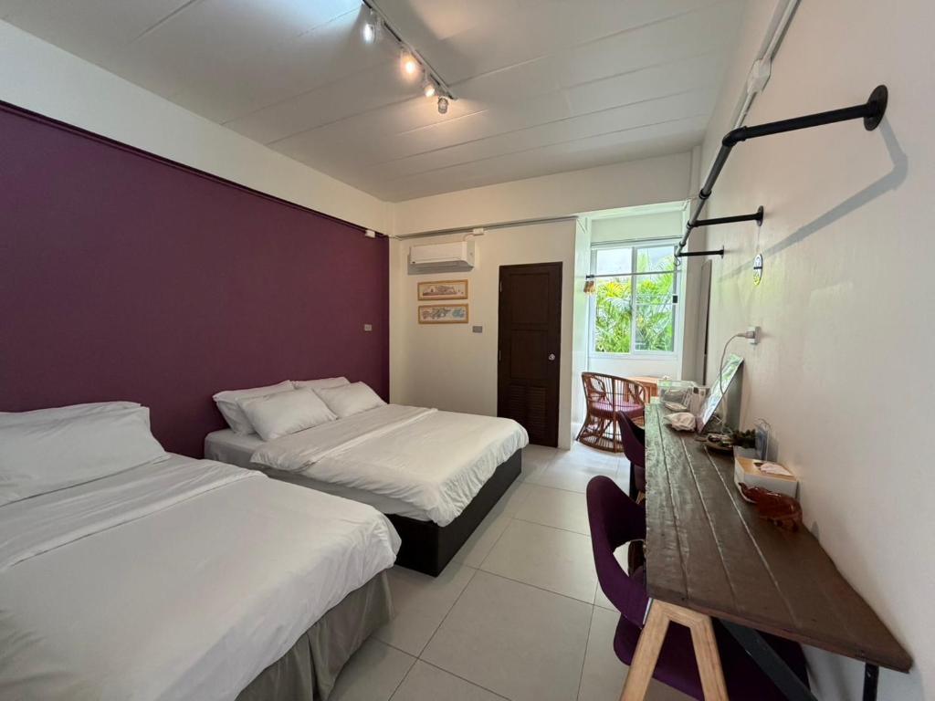 Room with two beds at Baiput Hometel in Ayutthaya