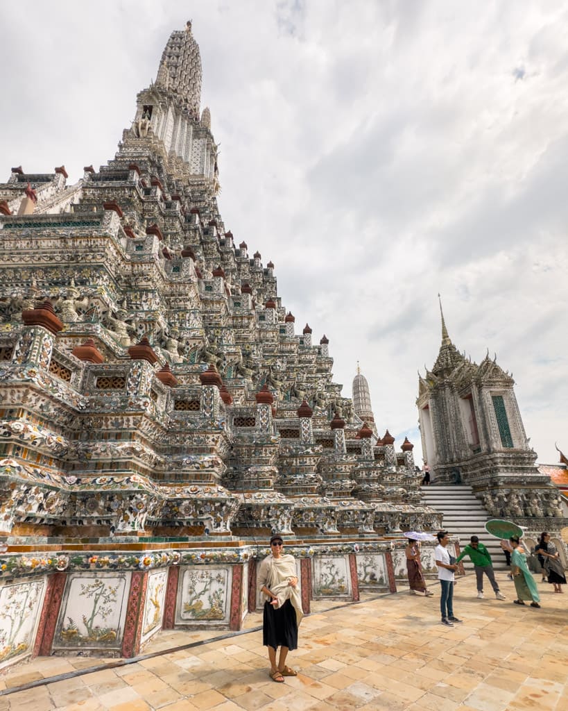 Victoria in front of Wat Arun