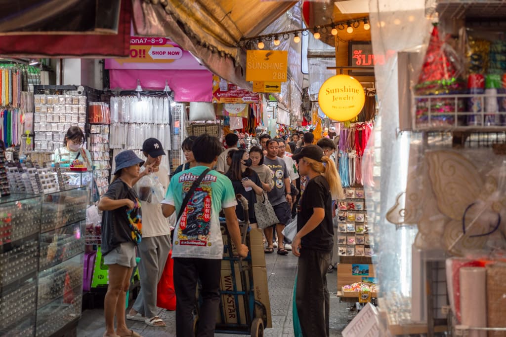 The shopping street Vanich 1 Road in Chinatown