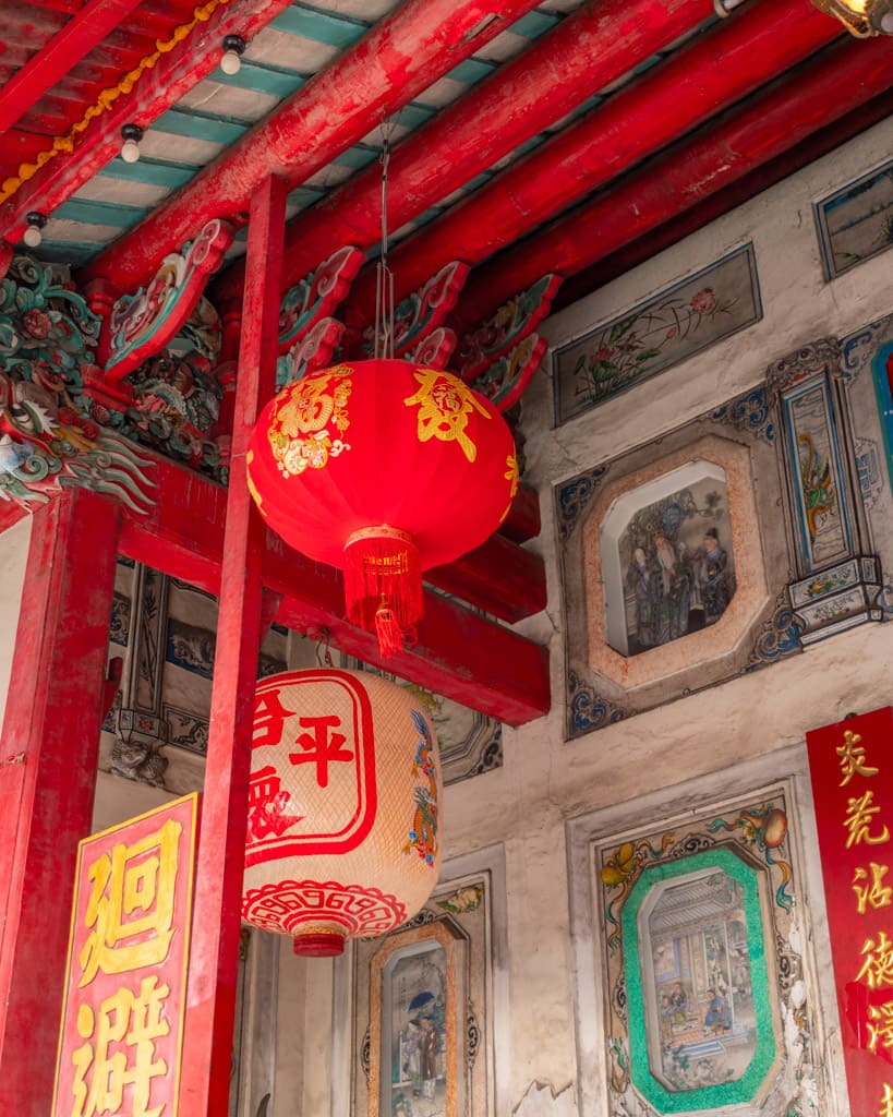 Lamp at Chow Sue Kong Shrine