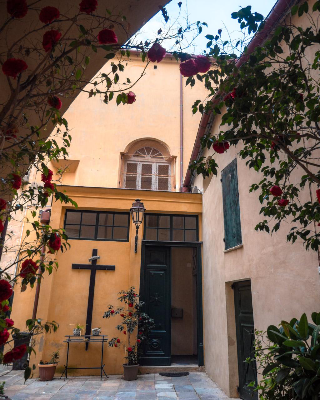 The small Ghjesgia Santa Croce (Oratoire de la confrérie de Sainte Croix) hidden in a small backyard