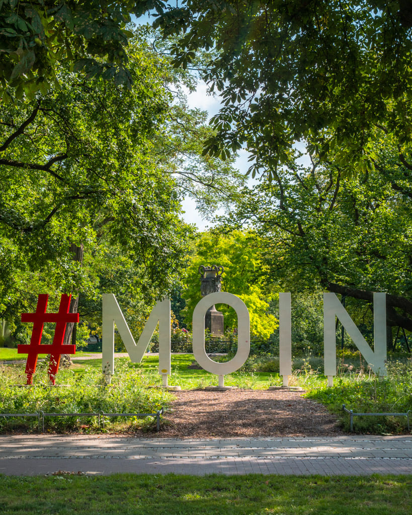 Sign saying moin in Bremen's Wallanlagen Park