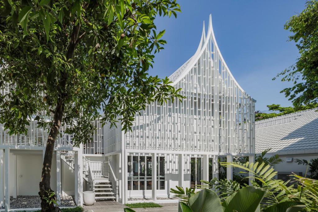 Busaba Ayutthaya exterior