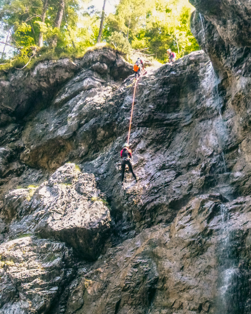 Rappelling canyoning