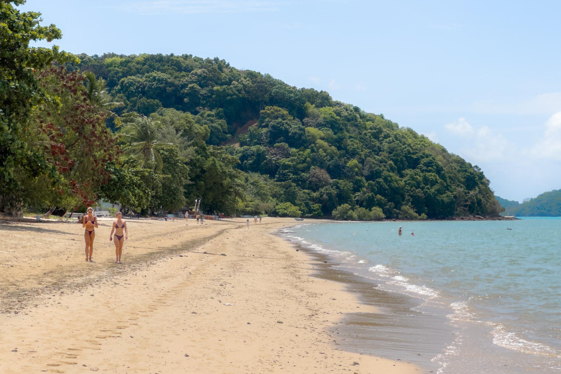 Khao Khad Beach seen from the sand with two people walking
