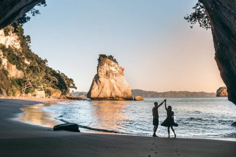 <em></noscript>Cathedral Cove in The Coromandel:</em> How To Get There and What To Expect