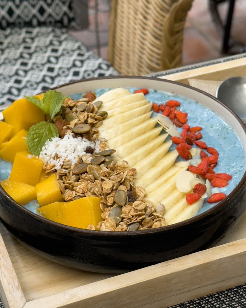 Smoothie bowl with spirulina (and absolutely perfect mango) from Downtown Vegan