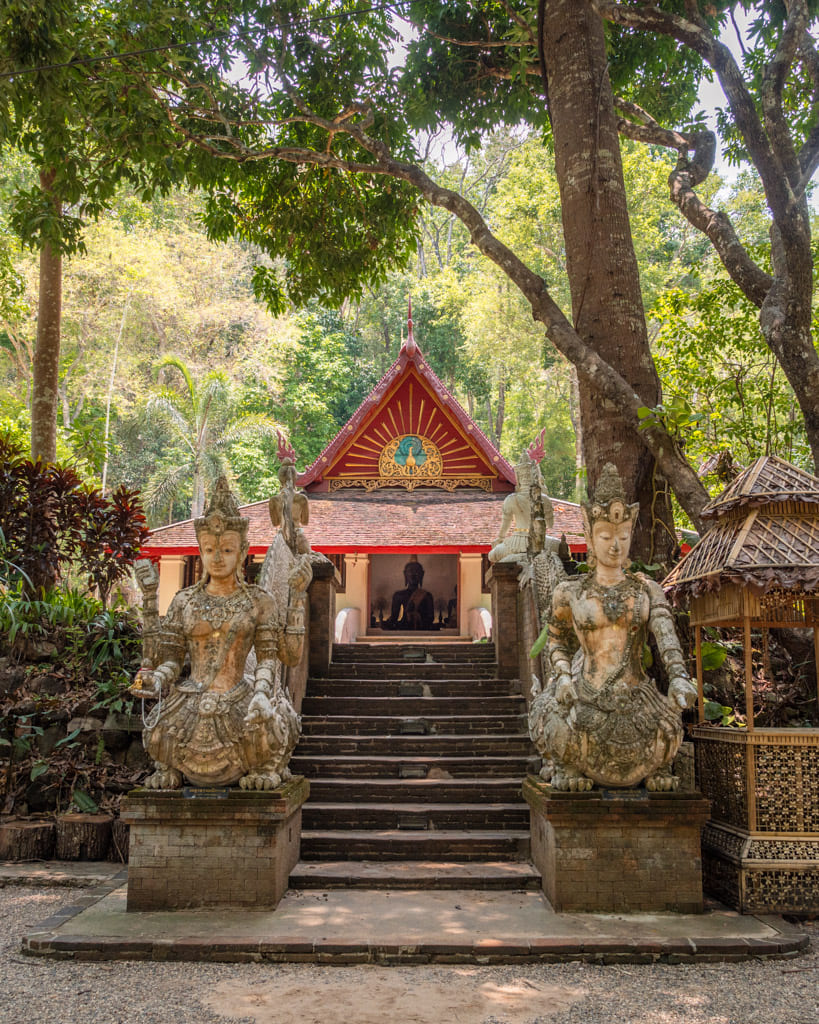 Statues and temple building at Pha Lat Temple