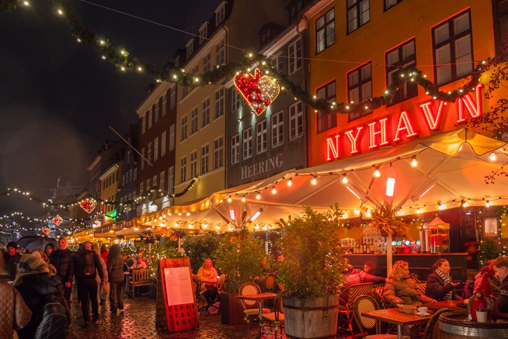 Cafés and restaurants at the Christmas market in Nyhavn