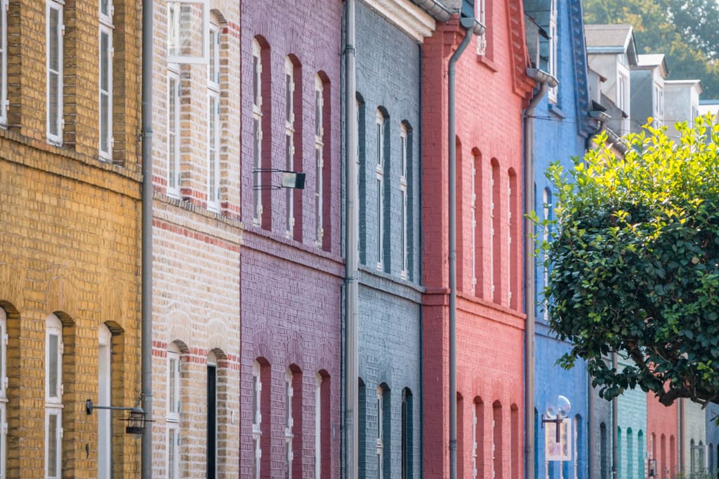 Colourful houses next to each other on Olufsvej