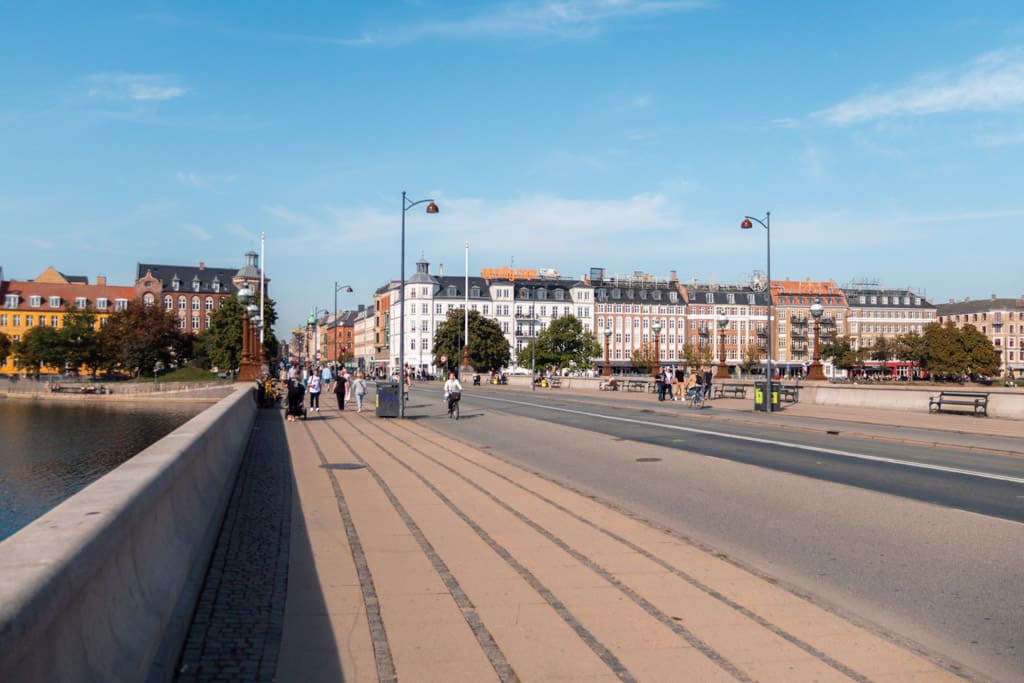 Dronning Louises Bro sidewalks and road