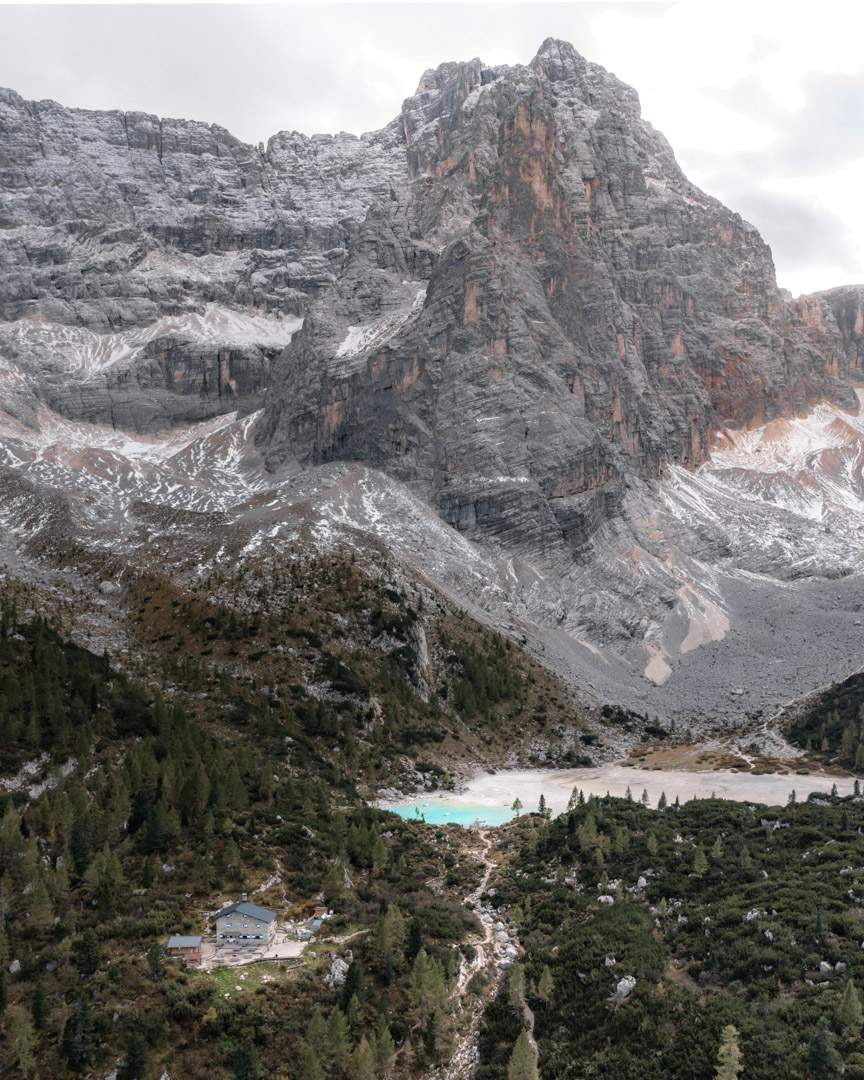 The lake and the mountain hut seen from the drone's perspective