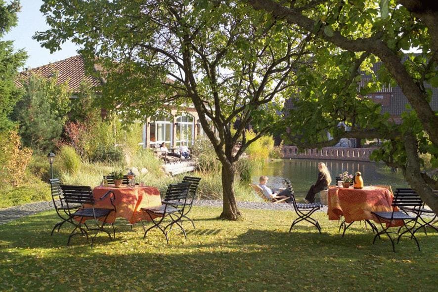 The cosy yard of the EUT-IN Hotel Alte Straßenmeisterei with a small pond