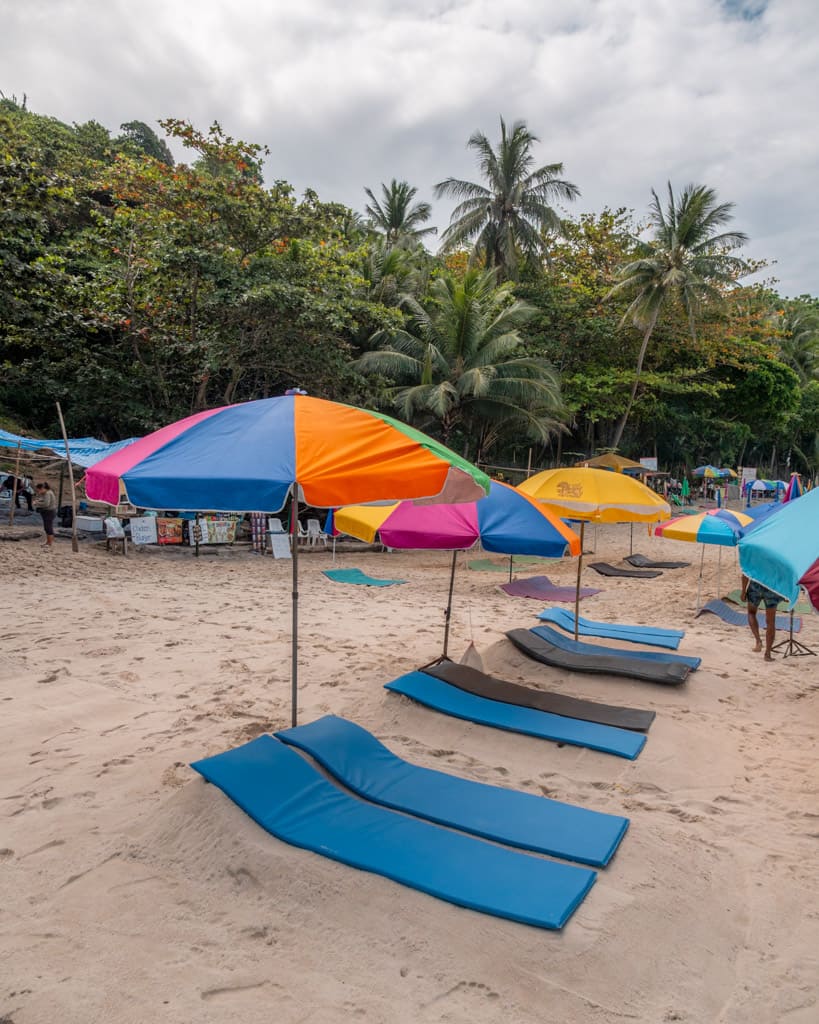 Sunbeds directly on the sand