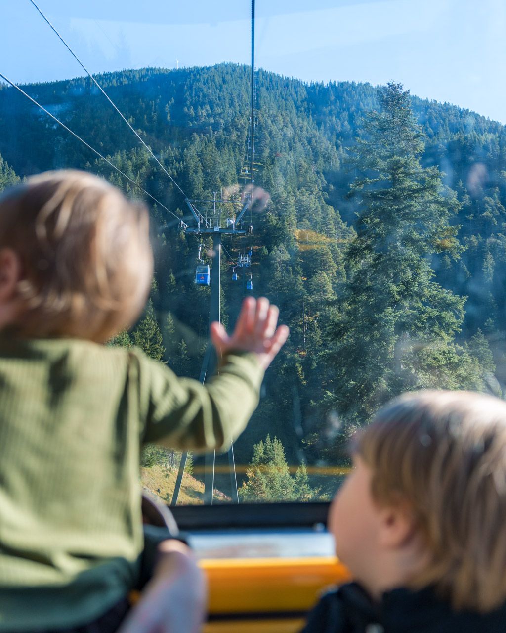 Kids looking out of the front window of a Wankbahn cabin