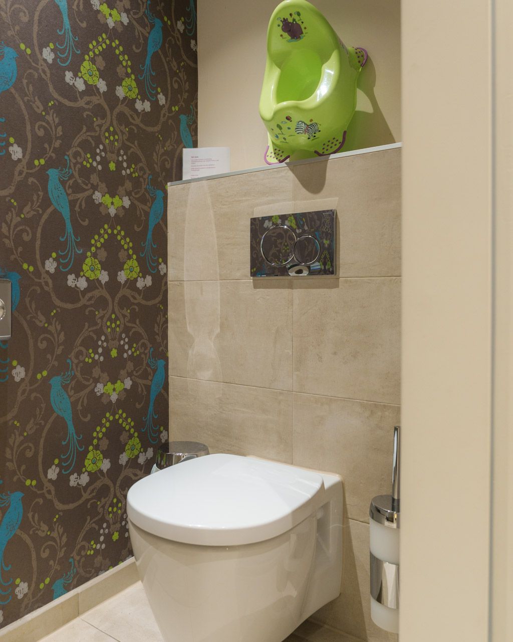 Toilet with a green potty ready in the bathroom at Leiners