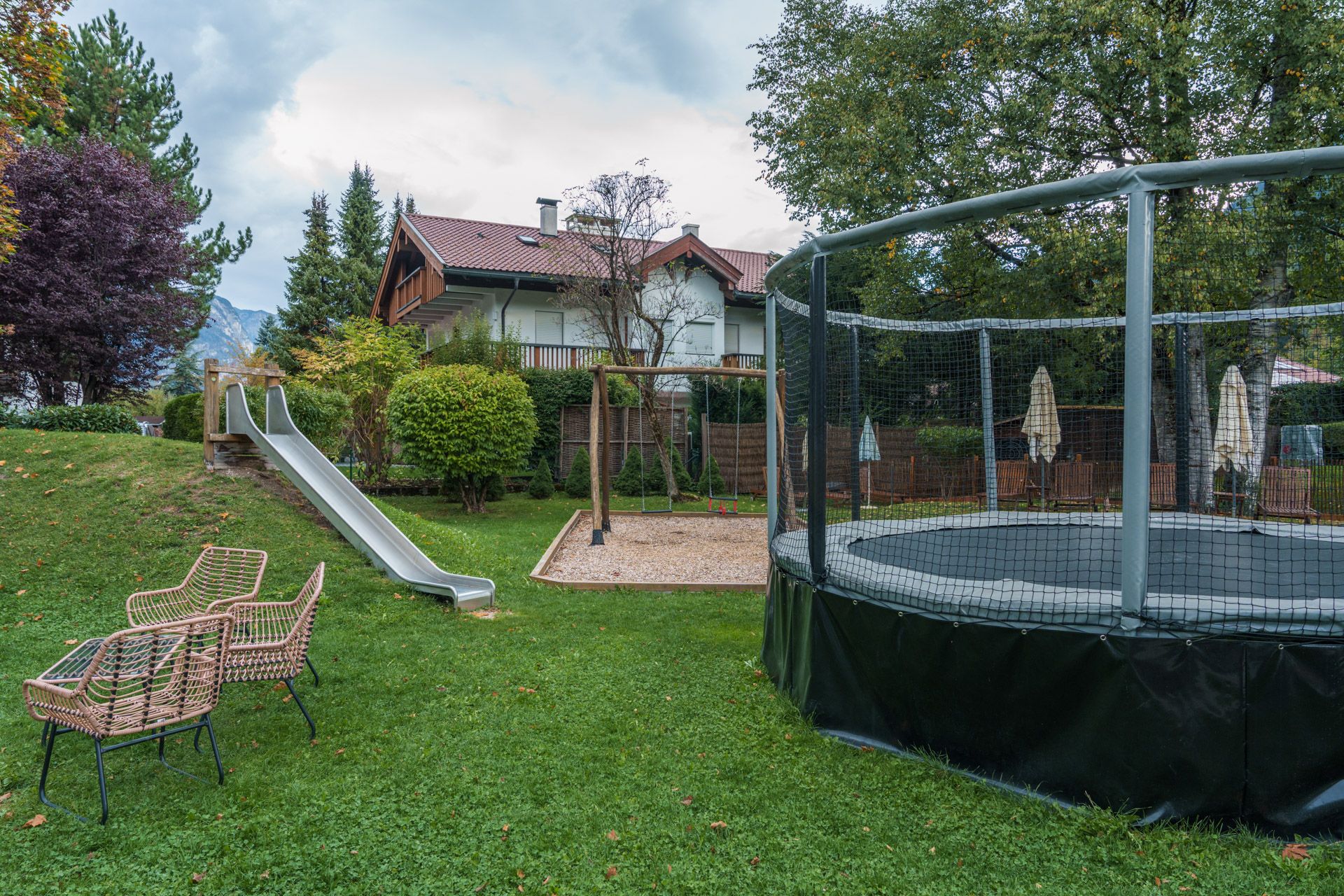 The garden at Leiners with trampoline, swings and football goals