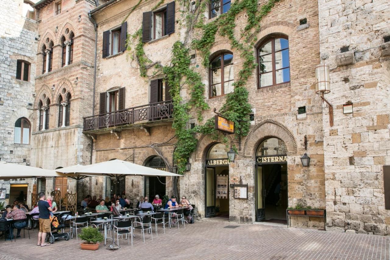 La Cisterna in the square with the well