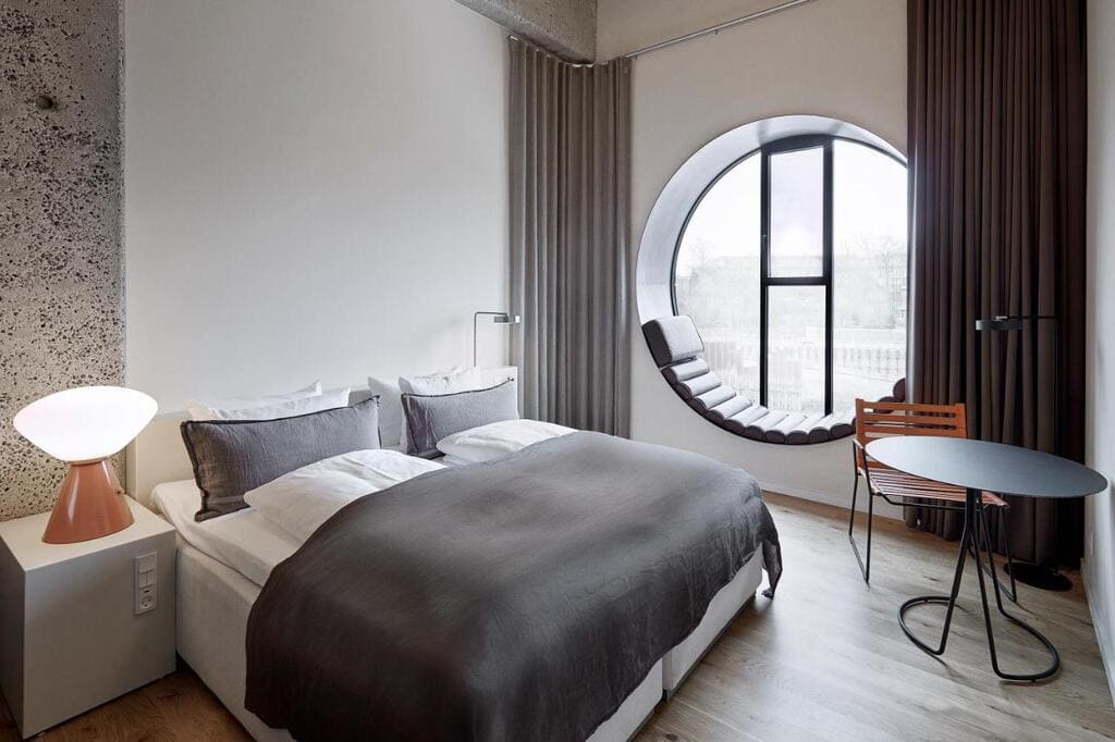 Room with round window at Hotel Ottilia by Brøchner Hotels