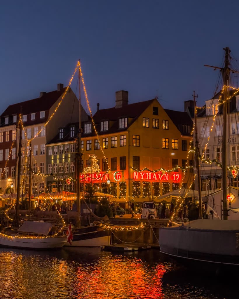 Lighting at the Christmas market in Nyhavn