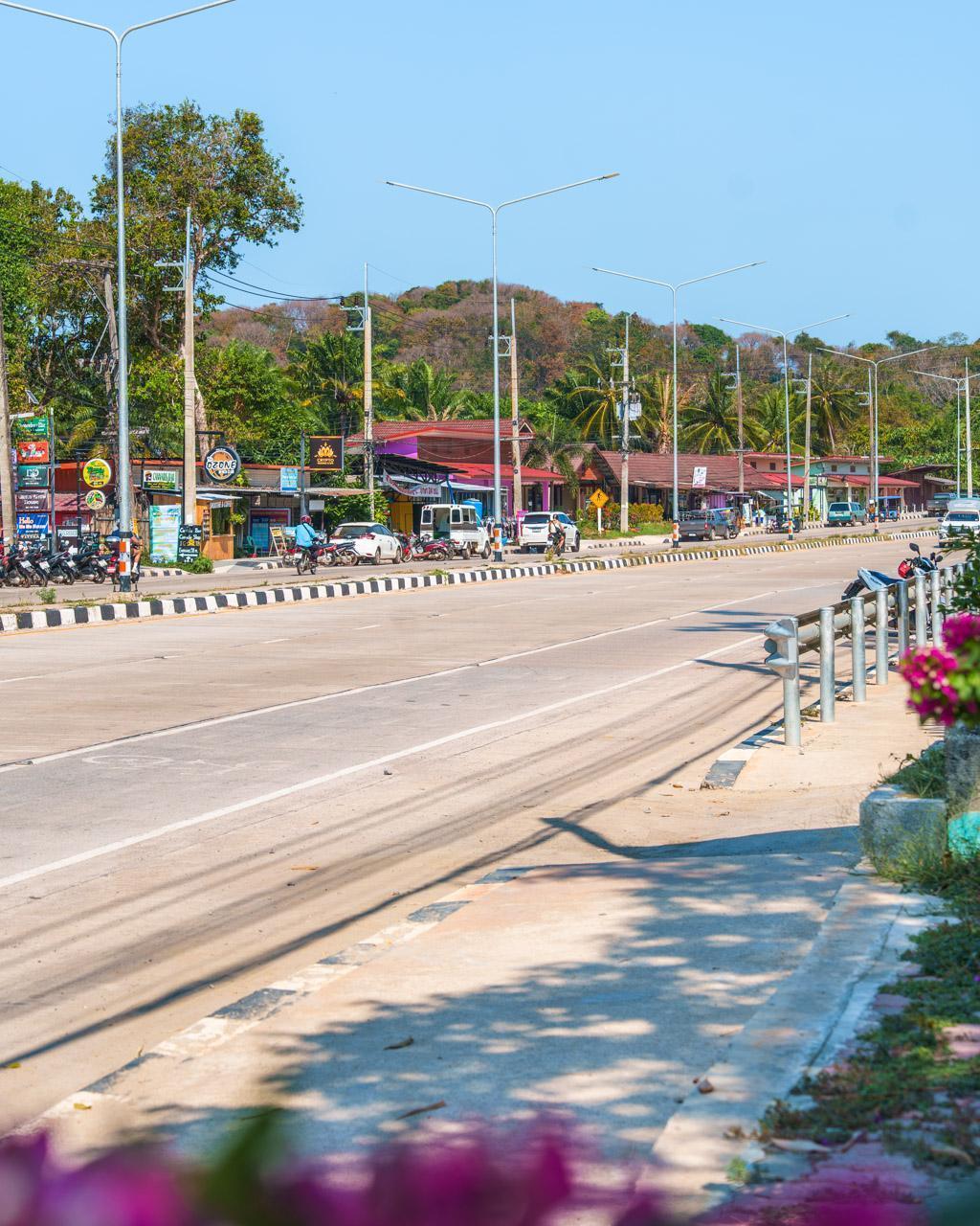 The sidewalk along the main road at Long Beach