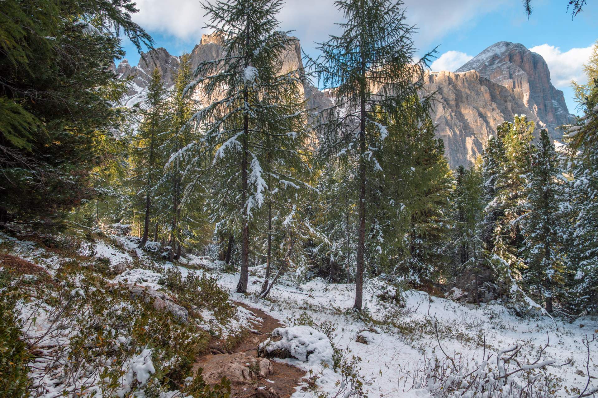 Path with snow to Lago di Limides