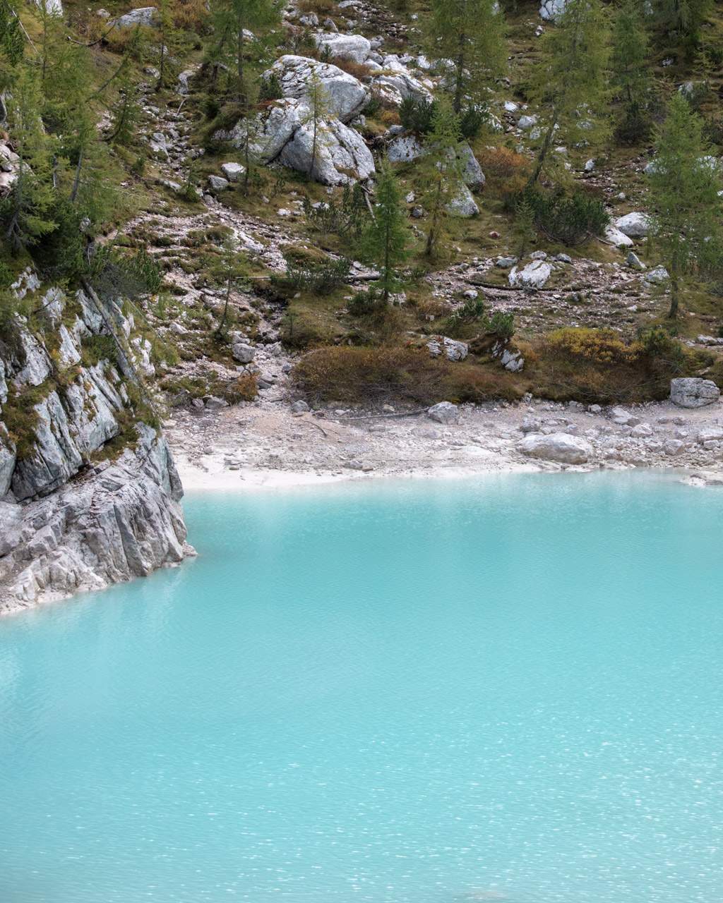 The turquoise water of Lago di Sorapis
