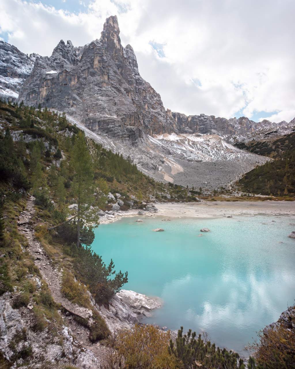 Lago di Sorapis with turquoise water
