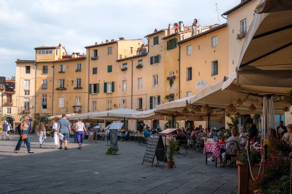 Piazza dell'Anfiteatro in Lucca