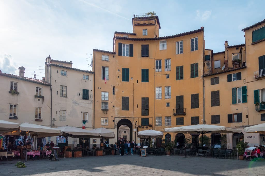 Piazza dell'Anfiteatro in Lucca