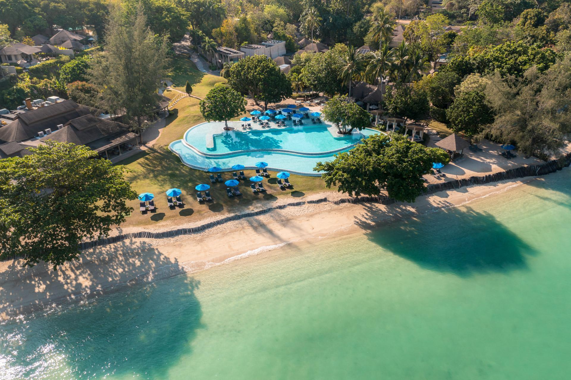 The main pool right by the ocean and beach