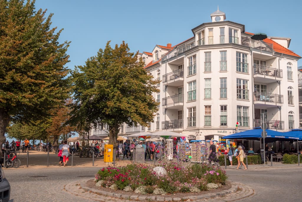 Kühlungsborn roundabout with ice cream parlour