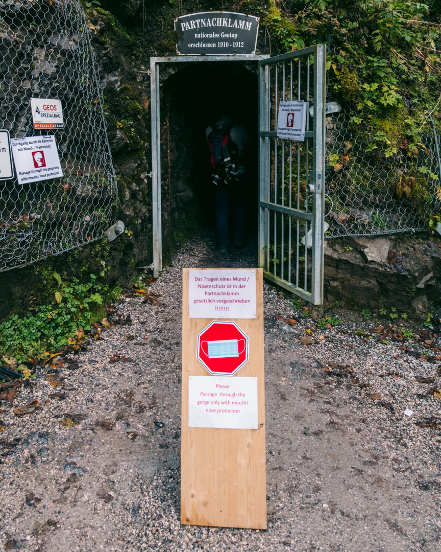 A sign saying that it's mandatory to wear a mask in the Partnach Gorge
