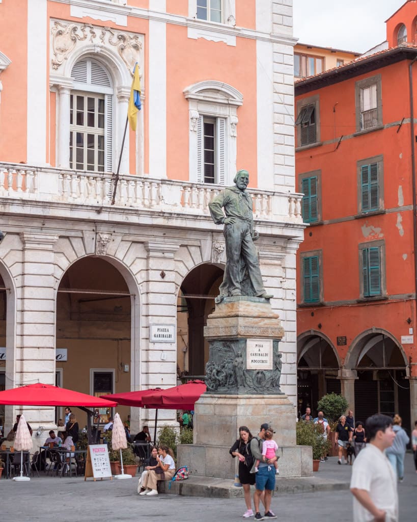 Statua di Giuseppe Garibaldi at Borgo Stretto