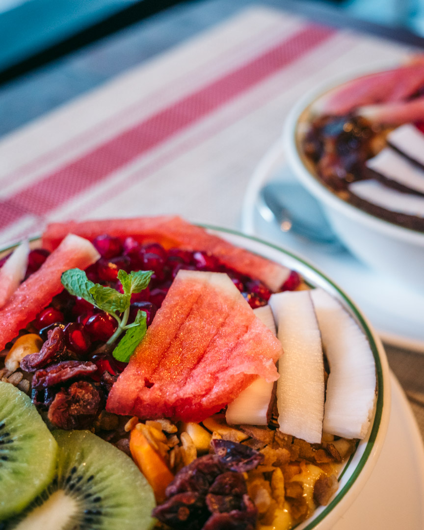 The legendary fruit-filled chocolate smoothie bowls of am/pm.