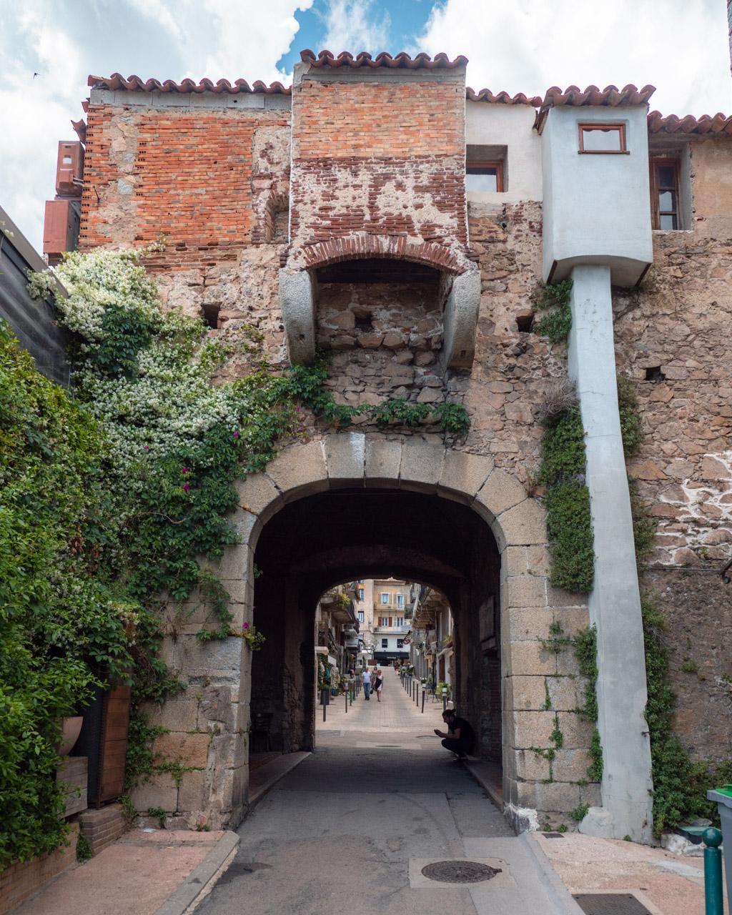 Porte Génoise, looking in towards the old town