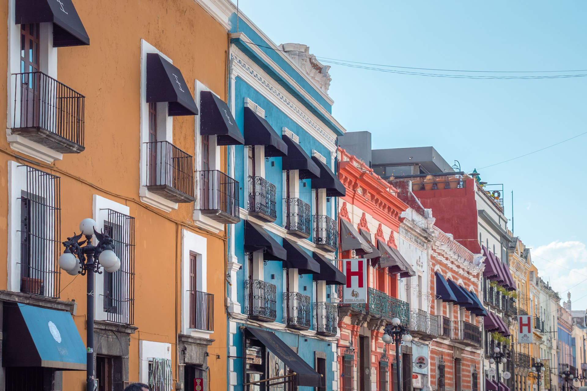 Street with colonial houses in Puebla's centro histórico