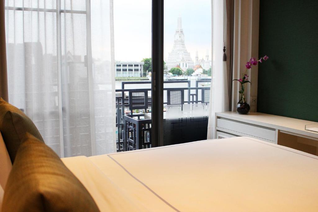 Riva Arun with views of Wat Arun