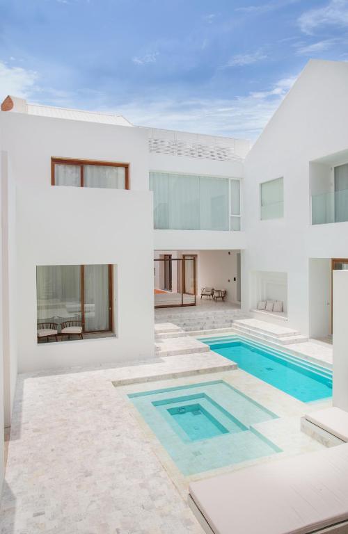 The pool at Sala Ayutthaya