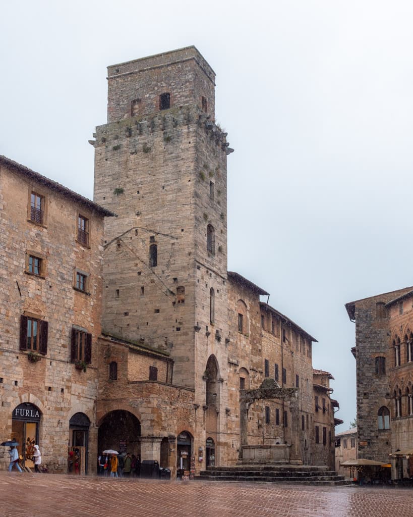 Piazza della Cisterna in San Gimignano