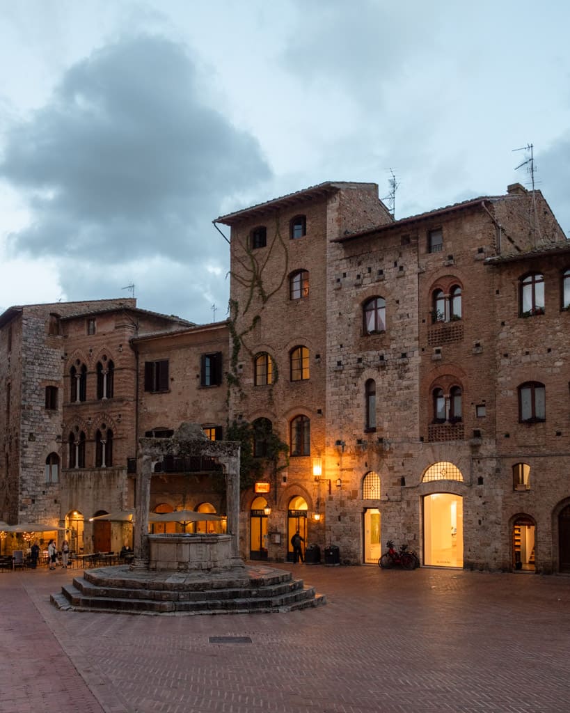 Piazza della Cisterna in San Gimignano