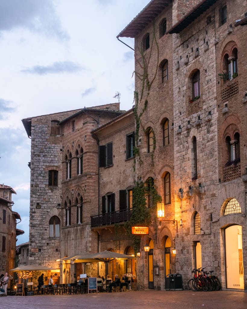 Piazza della Cisterna in San Gimignano