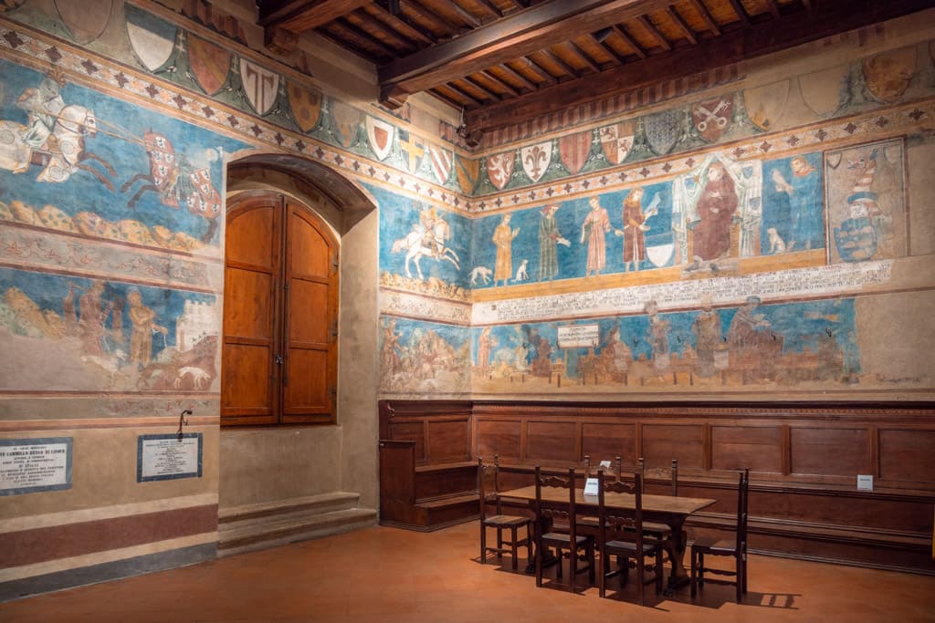 Sala di Dante Room in Palazzo Comunale