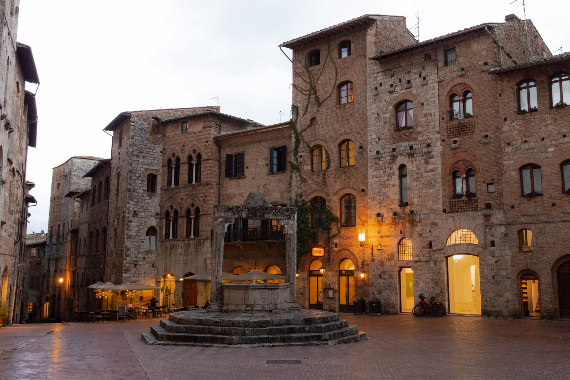 Piazza della Cisterna in San Gimignano